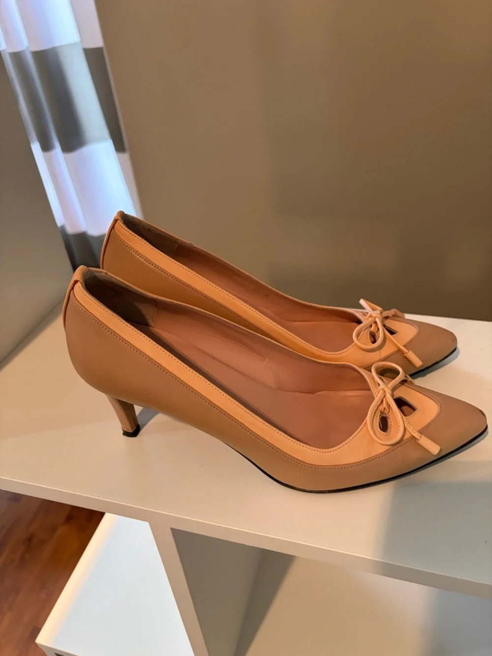 Stuart Weitzman Beige Pointed Toe Kitten Heel Pumps with Bow - Picture 6 of 8